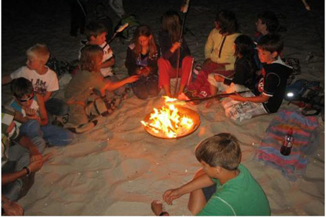 Kinder beim Lagerfeuer
