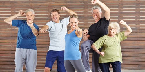 Aktive Senioren haben Kraft im Fitnesscenter