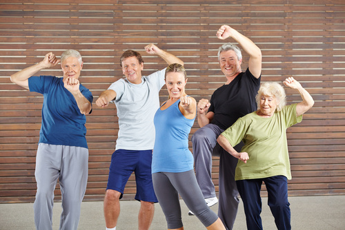 Aktive Senioren haben Kraft im Fitnesscenter